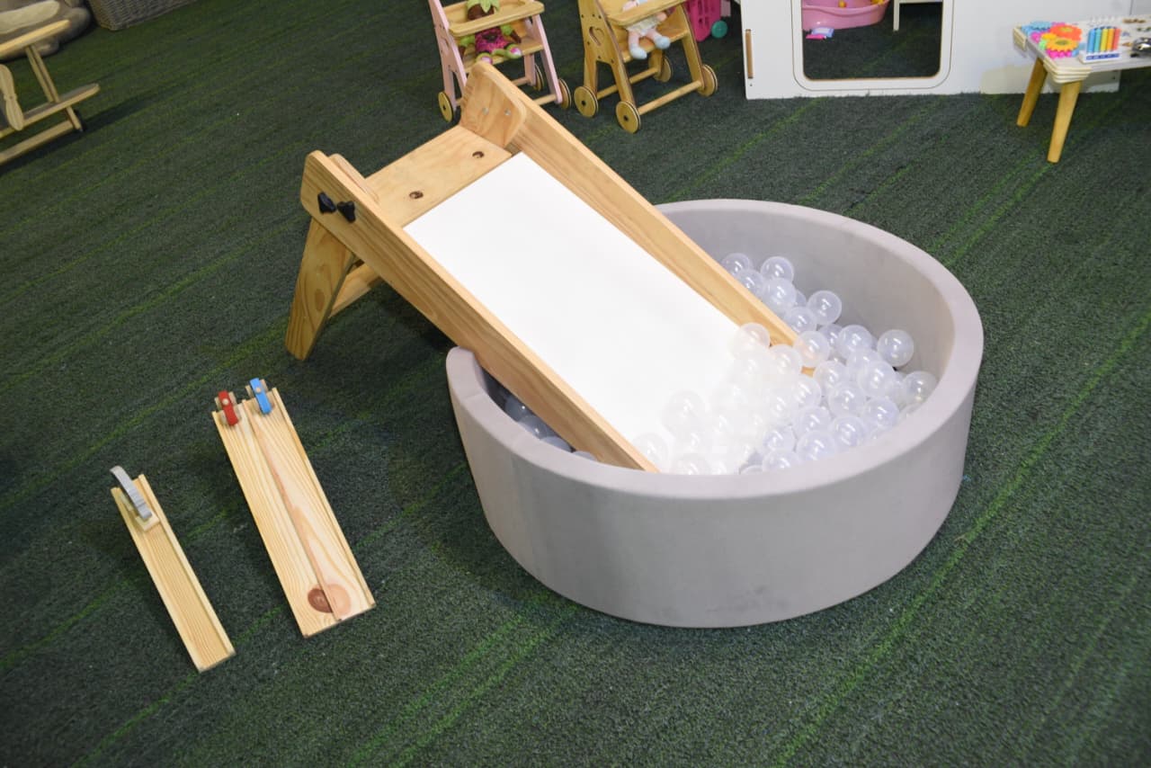 Área baby com piscina de bolinhas